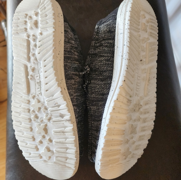 Hey Dude Size 8 Almost New, - Picture 3 of 4